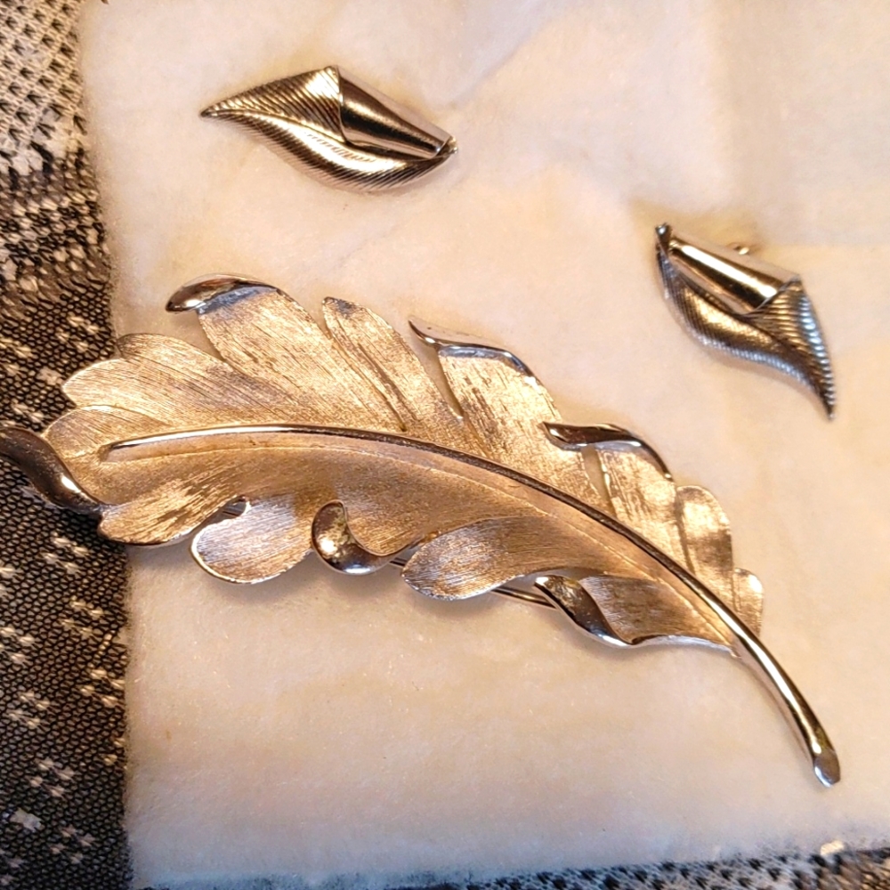 VINTAGE SILVER BROOCH PIERCED EARRING SET